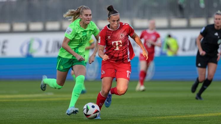 v.li.: Janina Minge (VfL Wolfsburg, 6) und Nicole Billa (1. FC Köln, 17) am Ball, Einzelbild, Ganzkörper, Aktion, Action, Spielszene, DIE DFB-RICHTLINIEN UNTERSAGEN JEGLICHE NUTZUNG VON FOTOS ALS SEQUENZBILDER UND ODER VIDEOÄHNLICHE FOTOSTRECKEN. DFB REGULATIONS PROHIBIT ANY USE OF PHOTOGRAPHS AS IMAGE SEQUENCES AND OR QUASI-VIDEO., 22.09.2024, Wolfsburg (Deutschland), Fussball, Google Pixel Frauen-Bundesliga, VfL Wolfsburg - 1. FC Köln