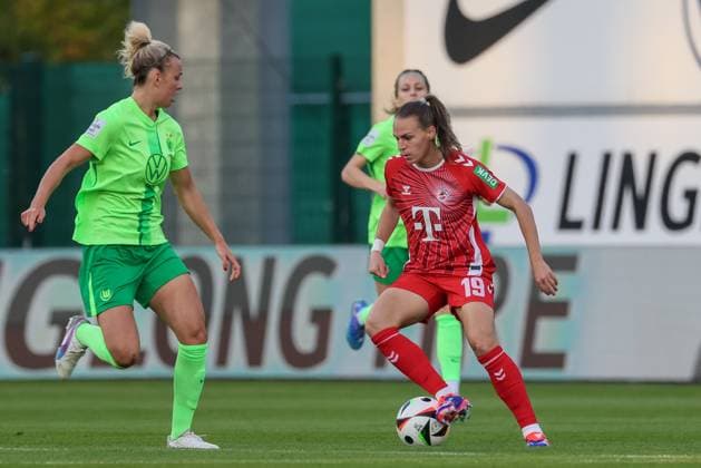 v.li.: Lena Lattwein (VfL Wolfsburg, 8) imd Dora Zeller (1. FC Köln, 19) im Zweikampf, Duell, Dynamik, Aktion, Action, Spielszene, DIE DFB-RICHTLINIEN UNTERSAGEN JEGLICHE NUTZUNG VON FOTOS ALS SEQUENZBILDER UND ODER VIDEOÄHNLICHE FOTOSTRECKEN. DFB REGULATIONS PROHIBIT ANY USE OF PHOTOGRAPHS AS IMAGE SEQUENCES AND OR QUASI-VIDEO., 22.09.2024, Wolfsburg (Deutschland), Fussball, Google Pixel Frauen-Bundesliga, VfL Wolfsburg - 1. FC Köln