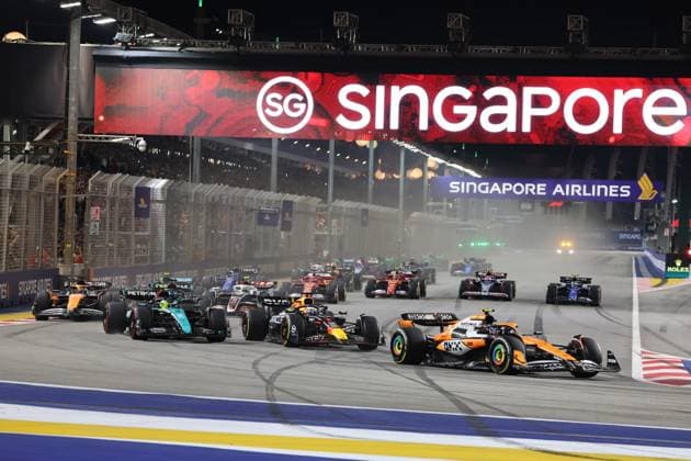 22.09.2024, Marina Bay Street Circuit, Singapore, FORMULA 1 SINGAPORE AIRLINES SINGAPORE GRAND PRIX 2024,im Bild Rennstart:, Lando Norris (GBR), McLaren F1 Team, Max Verstappen (NLD), Oracle Red Bull Racing, Lewis Hamilton (GBR), Mercedes-AMG Petronas Formula One Team, George Russell (GBR), Charles Leclerc (MCO), Scuderia Ferrari HP, Fernando Alonso (ESP), Aston Martin Aramco Cognizant Formula One Team Defodi-506_20240922_hbr_0043