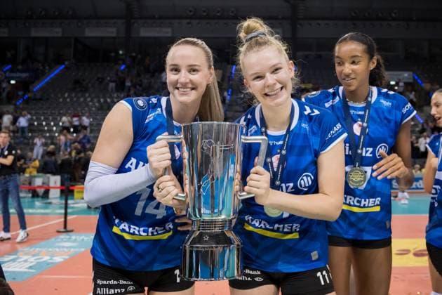 Kelsey Veltmann (Allianz MTV Stuttgart, 14) und Pauline Martin (Allianz MTV Stuttgart, 11) mit Pokal GER, Allianz MTV Stuttgart vs. SSC Palmberg Schwerin, Sparda-Bank Supercup 2024, VBL, Spielzeit 2024 2025, 22.09.2024 GER, Allianz MTV Stuttgart vs. SSC Palmberg Schwerin, Sparda-Bank Supercup 2024, VBL, Spielzeit 2024 2025, 22.09.2024 Stuttgart Copyright: xSandyxDinkelackerx EP_SDR