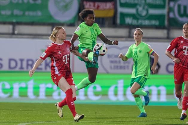 v.li.: Anna Gerhardt (1. FC Köln, 21) und Lineth Beerensteyn (VfL Wolfsburg, 9) im Zweikampf, Duell, Dynamik, Aktion, Action, Spielszene, DIE DFB-RICHTLINIEN UNTERSAGEN JEGLICHE NUTZUNG VON FOTOS ALS SEQUENZBILDER UND ODER VIDEOÄHNLICHE FOTOSTRECKEN. DFB REGULATIONS PROHIBIT ANY USE OF PHOTOGRAPHS AS IMAGE SEQUENCES AND OR QUASI-VIDEO., 22.09.2024, Wolfsburg (Deutschland), Fussball, Google Pixel Frauen-Bundesliga, VfL Wolfsburg - 1. FC Köln