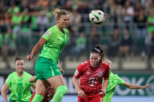 v.li.: Alexandra Popp (VfL Wolfsburg, 11) beim Kopfball, Aktion, Action, Spielszene, DIE DFB-RICHTLINIEN UNTERSAGEN JEGLICHE NUTZUNG VON FOTOS ALS SEQUENZBILDER UND ODER VIDEOÄHNLICHE FOTOSTRECKEN. DFB REGULATIONS PROHIBIT ANY USE OF PHOTOGRAPHS AS IMAGE SEQUENCES AND OR QUASI-VIDEO., 22.09.2024, Wolfsburg (Deutschland), Fussball, Google Pixel Frauen-Bundesliga, VfL Wolfsburg - 1. FC Köln