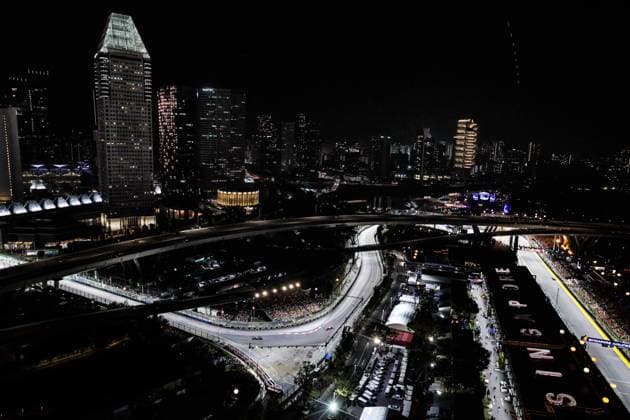 63 RUSSELL George (gbr), Mercedes AMG F1 Team W15, 81 PIASTRI Oscar (aus), McLaren F1 Team MCL38, action during the Formula 1 Singapore Grand Prix 2024, 18th round of the 2024 Formula One World Championship, WM, Weltmeisterschaft from September 20 to 22, 2024 on the Marina Bay Circuit, in Singapore, Singapore - F1 - SINGAPORE GRAND PRIX 2024 DPPI Panoramic 240922_R18_SINGAPORE_DP_FGDN1242