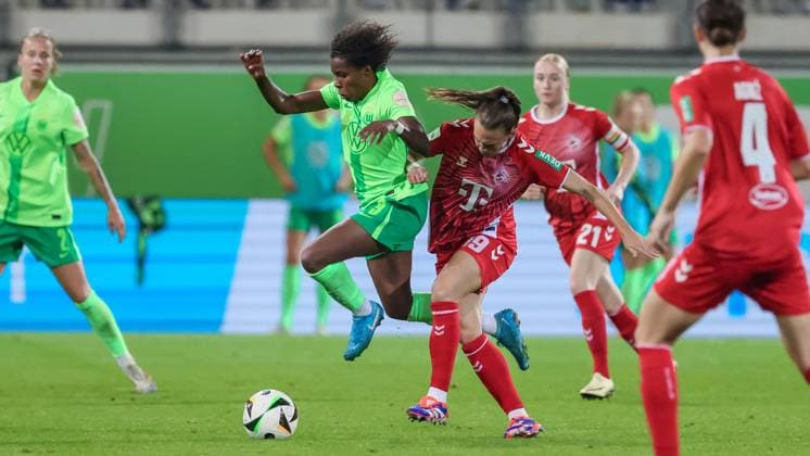 v.li.: Lineth Beerensteyn (VfL Wolfsburg, 9) und Dora Zeller (1. FC Köln, 19) im Zweikampf, Duell, Dynamik, Aktion, Action, Spielszene, DIE DFB-RICHTLINIEN UNTERSAGEN JEGLICHE NUTZUNG VON FOTOS ALS SEQUENZBILDER UND ODER VIDEOÄHNLICHE FOTOSTRECKEN. DFB REGULATIONS PROHIBIT ANY USE OF PHOTOGRAPHS AS IMAGE SEQUENCES AND OR QUASI-VIDEO., 22.09.2024, Wolfsburg (Deutschland), Fussball, Google Pixel Frauen-Bundesliga, VfL Wolfsburg - 1. FC Köln