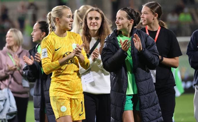 Frauen VfL Wolfsburg vs 1. FC Köln Wolfsburg, 22.09.2024, Fußball, Frauen, Saison 24 25, Google Pixel Bundesliga, 3. Spieltag, VfL Wolfsburg vs 1. FC Köln, Bild zeigt: Merle Frohms (VfL, 1) und Joelle Wedemeyer (VfL, 24) Wolfsburg