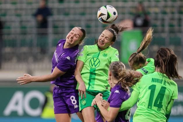 v.li.: Alexandra Johannsdottir (AC Florenz, 8) und Joelle Wedemeyer (VfL Wolfsburg, 24) im Kopfballduell, Kopfball, Zweikampf, Action, Aktion, Spielszene, 25.09.2024, Wolfsburg (Deutschland), Fussball, UEFA Womens Champions League, VfL Wolfsburg - AC Florenz
