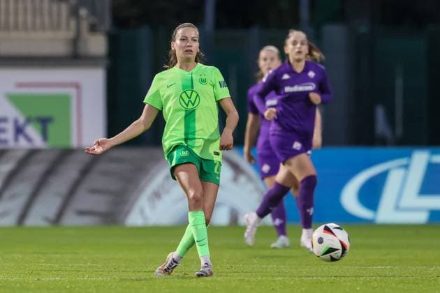 v.li.: Joelle Wedemeyer (VfL Wolfsburg, 24) am Ball, Einzelbild, Ganzkörper, Aktion, Action, Spielszene, 25.09.2024, Wolfsburg (Deutschland), Fussball, UEFA Womens Champions League, VfL Wolfsburg - AC Florenz