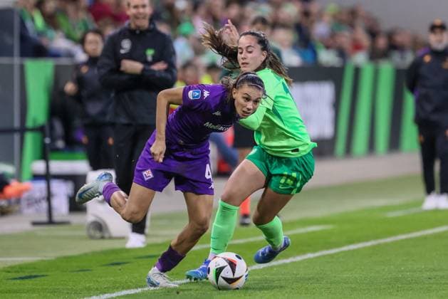 v.li.: Agnese Bonfantini (AC Florenz, 4) und Nuria Rabano (VfL Wolfsburg, 14) im Zweikampf, Duell, Dynamik, Aktion, Action, Spielszene, 25.09.2024, Wolfsburg (Deutschland), Fussball, UEFA Womens Champions League, VfL Wolfsburg - AC Florenz
