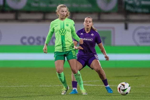 v.li.: Justine Kielland (VfL Wolfsburg, 18) und Emma Snerle (AC Florenz, 18) im Zweikampf, Duell, Dynamik, Aktion, Action, Spielszene, 25.09.2024, Wolfsburg (Deutschland), Fussball, UEFA Womens Champions League, VfL Wolfsburg - AC Florenz