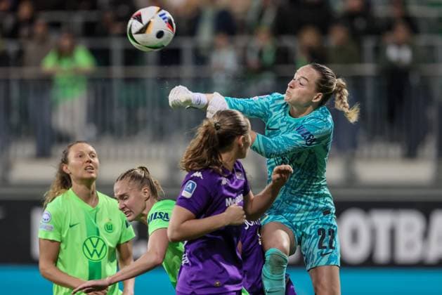 v.li.: Lisa Schmitz (Torhüterin, Torwart, VfL Wolfsburg, 22) pariert den Ball, Parade, Glanzparade, hält den Ball, Action, Aktion, 25.09.2024, Wolfsburg (Deutschland), Fussball, UEFA Womens Champions League, VfL Wolfsburg - AC Florenz