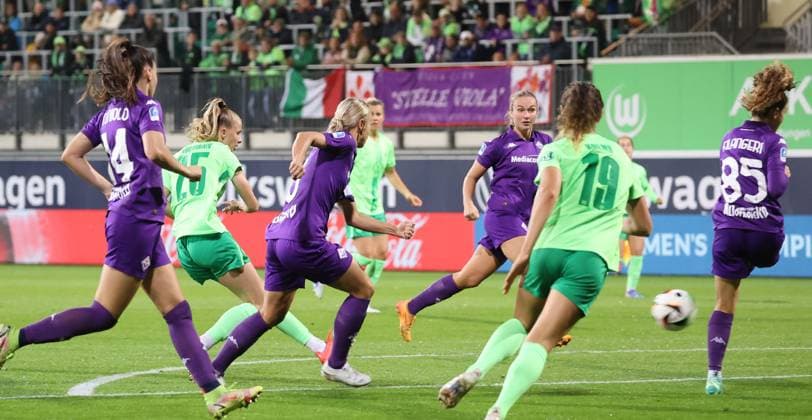Frauen UWCL: VfL Wolfsburg vs AC Florenz Wolfsburg, 25.09.2024, Fußball, Frauen, Saison 24 25, Women s Champions League, Qualifikation, 2. Runde, Rückspiel, VfL Wolfsburg vs ACF Fiorentina, Bild zeigt: Vivien Endemann (VfL, 25) erzielt in dieser Szene das Tor zum 3:0 für den VfL Wolfsburg