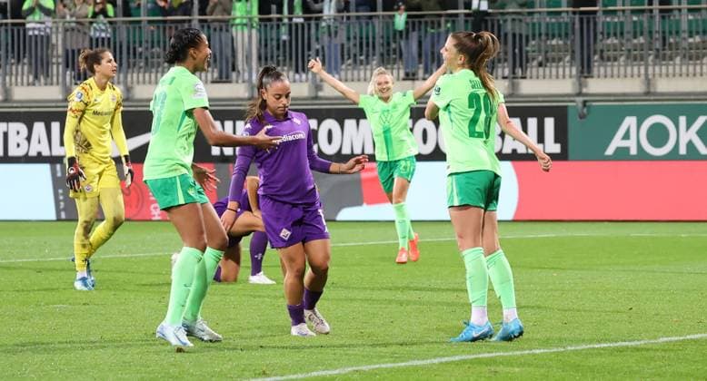 Frauen UWCL: VfL Wolfsburg vs AC Florenz Wolfsburg, 25.09.2024, Fußball, Frauen, Saison 24 25, Women s Champions League, Qualifikation, 2. Runde, Rückspiel, VfL Wolfsburg vs ACF Fiorentina, Bild zeigt: Jubel über das Tor zum 5:0 für den VfL durch Tabea Sellner (VfL, 28) Wolfsburg