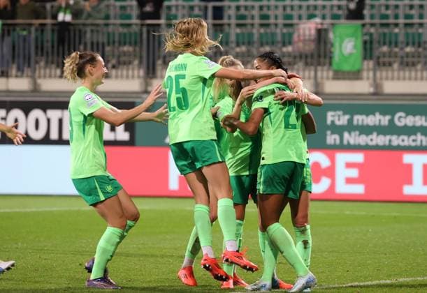 Frauen UWCL: VfL Wolfsburg vs AC Florenz Wolfsburg, 25.09.2024, Fußball, Frauen, Saison 24 25, Women s Champions League, Qualifikation, 2. Runde, Rückspiel, VfL Wolfsburg vs ACF Fiorentina, Bild zeigt: Jubel über das Tor zum 5:0 für den VfL durch Tabea Sellner (VfL, 28) Wolfsburg