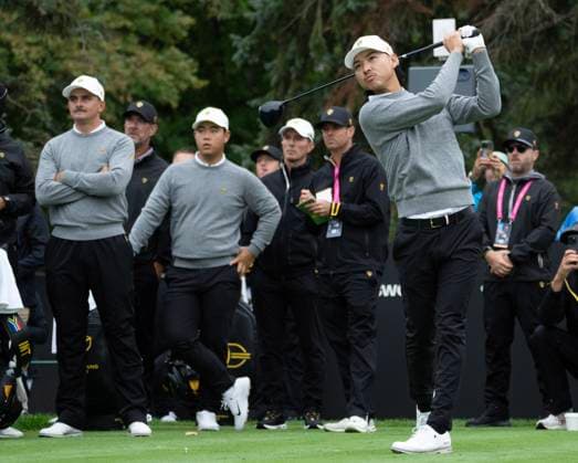 September 25, 2024, Montreal, Pq, Canada: International team player Min Woo Lee, from Australia, tees off as teammates Christiaan Bezuidenhout of South Africa, left, Tom Kim of South Korea, second left, and captain Mike Weir, third left, look on during practice at the Presidents Cup golf tournament at Royal Montreal Wednesday, September 25, 2024 in Montreal. Canada News - September 25, 2024 - ZUMAc35_ 20240925_zaf_c35_054 Copyright: xRyanxRemiorzx