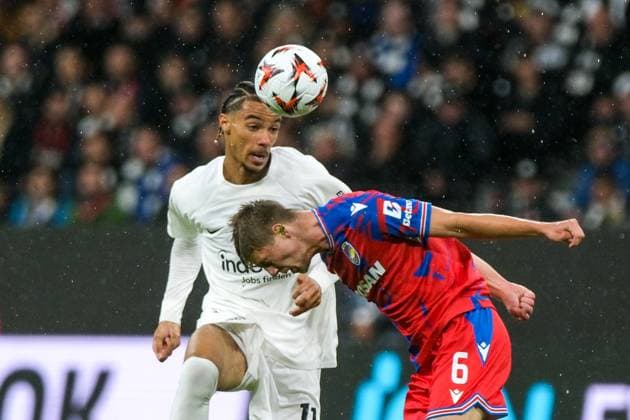 Hugo Ekitike (Eintracht Frankfurt, 11) im Zweikampf mit Lukas Cerv (Viktoria Pilsen, 06), GER, Eintracht Frankfurt vs. Viktoria Pilsen, Fussball, UEFA Europa League, 1. Spieltag, Spielzeit 2024 25, 26.09.2024. GER, Eintracht Frankfurt vs. Viktoria Pilsen, Fussball, UEFA Europa League, 1. Spieltag, Spielzeit 2024 25, 26.09.2024. Frankfurt Copyright: xEibner-Pressefoto FlorianxWieganx EP_FWD