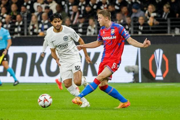 Mahmoud Dahoud (Eintracht Frankfurt, 18) und Lukas Cerv (FC Viktoria Pilsen, 06) im Laufduell , Fussball, UEFA Europa League, Matchday 1, 2024 2025, Eintracht Frankfurt vs. FC Viktoria Pilsen, 26.09.2024, Frankfurt Stadion, Frankfurt am Main, Deutschland Frankfurt am Main Frankfurt Stadion Hessen Deutschland Copyright: xGrantxHubbsx