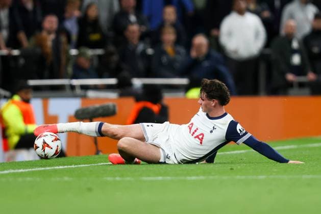 Archie Gray of Tottenham Hotspur slides to try and keep the ball in play Tottenham Hotspur v Qarabag, UEFA Europa League, Group Stage, Football, Tottenham Hotspur Stadium, London, UK, 26 Sep 2024 EDITORIAL USE ONLY No use with unauthorised audio, video, data, fixture lists, club league logos or live services. Online in-match use limited to 120 images, no video emulation. No use in betting, games or single club league player publications. Copyright: xAndrewxFosker Shutterstockx 14739040y