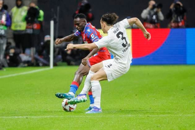 Prince Kwabena Adu (FC Viktoria Pilsen, 80) und Arthur Theate (Eintracht Frankfurt, 03) im Zweikampf , Fussball, UEFA Europa League, Matchday 1, 2024 2025, Eintracht Frankfurt vs. FC Viktoria Pilsen, 26.09.2024, Frankfurt Stadion, Frankfurt am Main, Deutschland Frankfurt am Main Frankfurt Stadion Hessen Deutschland Copyright: xGrantxHubbsx