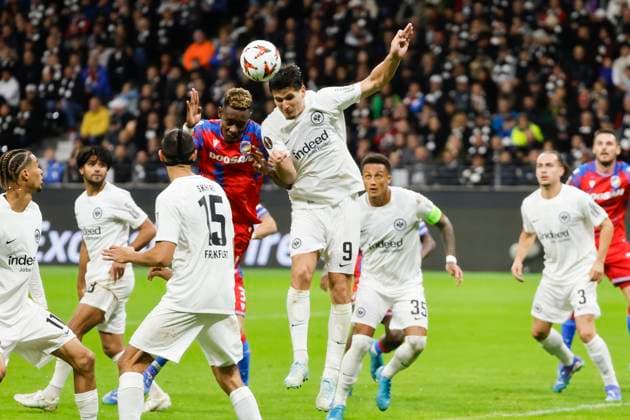 Sampson Dweh (FC Viktoria Pilsen, 40) und Igor Matanovic (Eintracht Frankfurt, 09) beim Kopfballduell , Fussball, UEFA Europa League, Matchday 1, 2024 2025, Eintracht Frankfurt vs. FC Viktoria Pilsen, 26.09.2024, Frankfurt Stadion, Frankfurt am Main, Deutschland Frankfurt am Main Frankfurt Stadion Hessen Deutschland Copyright: xGrantxHubbsx