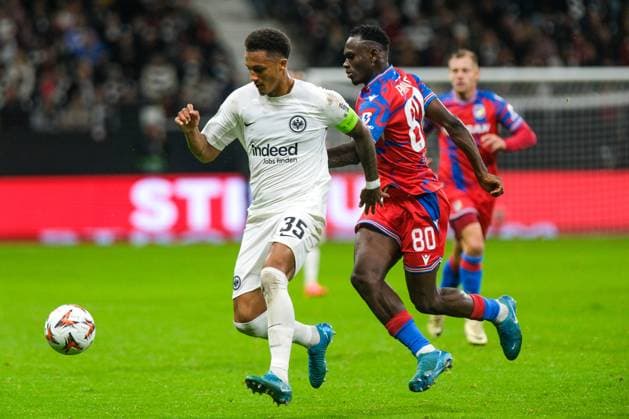 Sport Bilder des Tages Tuta (Eintracht Frankfurt, 35) im Zweikampf mit Prince Kwabena Adu (Viktoria Pilsen, 80), GER, Eintracht Frankfurt vs. Viktoria Pilsen, Fussball, UEFA Europa League, 1. Spieltag, Spielzeit 2024 25, 26.09.2024. GER, Eintracht Frankfurt vs. Viktoria Pilsen, Fussball, UEFA Europa League, 1. Spieltag, Spielzeit 2024 25, 26.09.2024. Frankfurt Copyright: xEibner-Pressefoto FlorianxWieganx EP_FWD