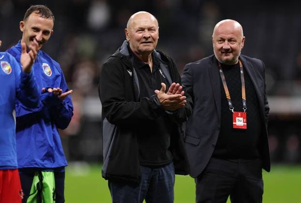 26.09.2024, Fussball UEFA Europa League, Eintracht Frankfurt - FC Viktoria Pilsen, emonline, emspor, v.l., Trainer Mirsolav Koubek (FC Viktoria Pilsen) bedankt sich bei den Fans, bedanken, Dank, Mannschaft nach dem Spiel, after the match, bedankt sich bei den Fans, applauds the fans DFL DFB REGULATIONS PROHIBIT ANY USE OF PHOTOGRAPHS AS IMAGE SEQUENCES AND OR QUASI-VIDEO. xdcx Copyright: HMBxMedia