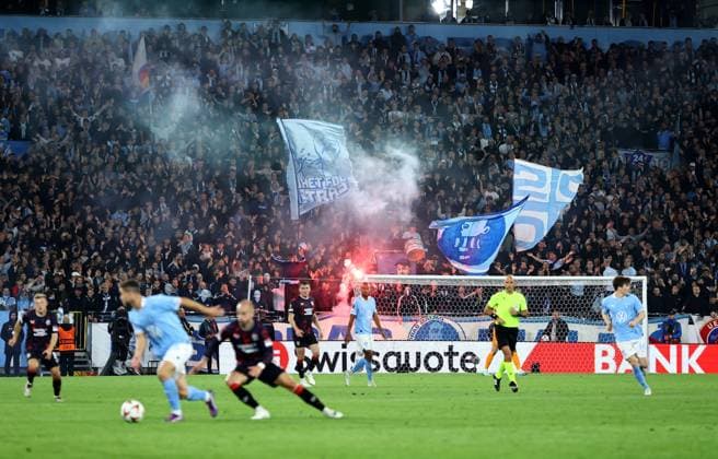 A general view of match action and Malmo fans letting off ed flares Malmo v Rangers, UEFA Europa League, Group Stage, Football, Eleda Stadion, Malmo, Sweden, 26 Sep 2024 EDITORIAL USE ONLY No use with unauthorised audio, video, data, fixture lists, club league logos or live services. Online in-match use limited to 120 images, no video emulation. No use in betting, games or single club league player publications. Copyright: xMichaelxZemanek Shutterstockx 14739047cn