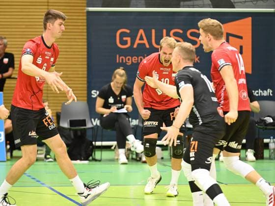 Maik Traumann (TV Rottenburg, 06) und Jannik Lehmann (TV Rottenburg, 10), Johannes Elsaesser (TV Rottenburg, 16), Timon Schippmann (TV Rottenburg, 14) jubeln, Emotionen GER, TV Rottenburg vs Dentalservice Gust VC Dresden, Volleyball, Herren, 2. Bundesliga, Saison 24 25, 28.09.2024 GER, TV Rottenburg vs Dentalservice Gust VC Dresden, Volleyball, Herren, 2. Bundesliga, Saison 24 25, 28.09.2024 Rottenburg Copyright: xEibner-Pressefoto NicolasxWoernx EP_NWN