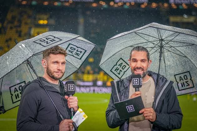 Fußball: 1. Bundesliga 2024 2025, 5. Spieltag, Borussia Dortmund vs. VfL Bochum 1848, BVB - SIGNAL IDUNA PARK: DAZN mit Fussball Experte Moritz Volz und Moderator Daniel Herzog - Sportstreaming, Live-Übertragungen, Fußball, Bundesliga, Champions League, Europa League, Exklusivrechte, Streaming-Dienst, Abos, Konkurrenz zu Sky, On-Demand-Sport, Preisanpassungen, Wachstumsstrategie, internationale Expansion, digitale Sportrechte, Streaming-Technologie, Marktführer. Dortmund Signal Iduna Park Deutschland Copyright: xJOERANxSTEINSIEKx