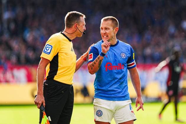 Lininenschiedsrichter und Lewis Holtby (Holstein Kiel, 10)diskutieren nachTor zum 2:1 Shuto Machino (Holstein Kiel, 18), ABERKANNT GER, Holstein Kiel vs. Eintracht Frankfurt, Fussball, Bundesliga, Spieltag 5, Saison 2024 25, 29.09.2024 DFL REGULATIONS PROHIBIT ANY USE OF PHOTOGRAPHS AS IMAGE SEQUENCES AND OR QUASI-VIDEO GER, Holstein Kiel vs. Eintracht Frankfurt, Fussball, Bundesliga, Spieltag 5, Saison 2024 25, 29.09.2024 Kiel Copyright: xEibner-Pressefoto MarcelxvonxFehrnx EP_MFN