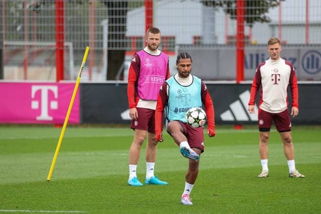 Serge Gnabry (FC Bayern Muenchen, 07) mit Ball beim Training mit Joshua Kimmich (FC Bayern Muenchen, 06) und Eric Dier (FC Bayern Muenchen, 15), Abschlusstraining, FC Bayern Muenchen, Fussball, UEFA Champions League, 2. Spieltag, Saison 24 25, 01.10.2024, Abschlusstraining, FC Bayern Muenchen, Fussball, UEFA Champions League, 2. Spieltag, Saison 24 25, 01.10.2024 Muenchen Copyright: xEibner-Pressefoto JennixMaulx EP_JML