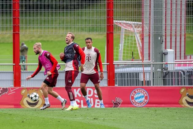 Harry Kane (FC Bayern Muenchen, 09) hat sich beim Training an der Hand verletzt, Schmerzen, schmerzverzehrt, Abschlusstraining, FC Bayern Muenchen, Fussball, UEFA Champions League, 2. Spieltag, Saison 24 25, 01.10.2024, Abschlusstraining, FC Bayern Muenchen, Fussball, UEFA Champions League, 2. Spieltag, Saison 24 25, 01.10.2024 Muenchen Copyright: xEibner-Pressefoto JennixMaulx EP_JML