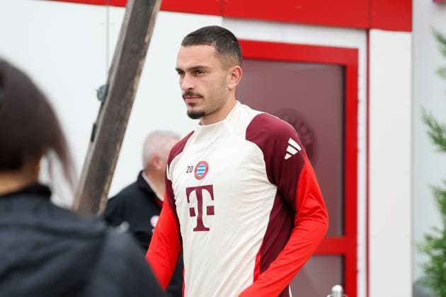 Arijon Ibrahimovic (FC Bayern Muenchen, 20) Oberkoerper, auf dem Weg zum Training, Abschlusstraining, FC Bayern Muenchen, Fussball, UEFA Champions League, 2. Spieltag, Saison 24 25, 01.10.2024, Abschlusstraining, FC Bayern Muenchen, Fussball, UEFA Champions League, 2. Spieltag, Saison 24 25, 01.10.2024 Muenchen Copyright: xEibner-Pressefoto JennixMaulx EP_JML