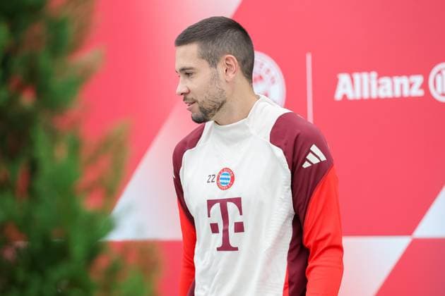 Raphael Guerreiro (FC Bayern Muenchen, 22) auf dem Weg zum Platz, Oberkoerper, Abschlusstraining, FC Bayern Muenchen, Fussball, UEFA Champions League, 2. Spieltag, Saison 24 25, 01.10.2024, Abschlusstraining, FC Bayern Muenchen, Fussball, UEFA Champions League, 2. Spieltag, Saison 24 25, 01.10.2024 Muenchen Copyright: xEibner-Pressefoto JennixMaulx EP_JML