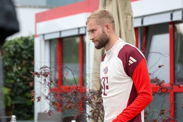 Konrad Laimer (FC Bayern Muenchen, 27) auf dem Weg aus der Kabine zum Platz, Training, Abschlusstraining, FC Bayern Muenchen, Fussball, UEFA Champions League, 2. Spieltag, Saison 24 25, 01.10.2024, Abschlusstraining, FC Bayern Muenchen, Fussball, UEFA Champions League, 2. Spieltag, Saison 24 25, 01.10.2024 Muenchen Copyright: xEibner-Pressefoto JennixMaulx EP_JML