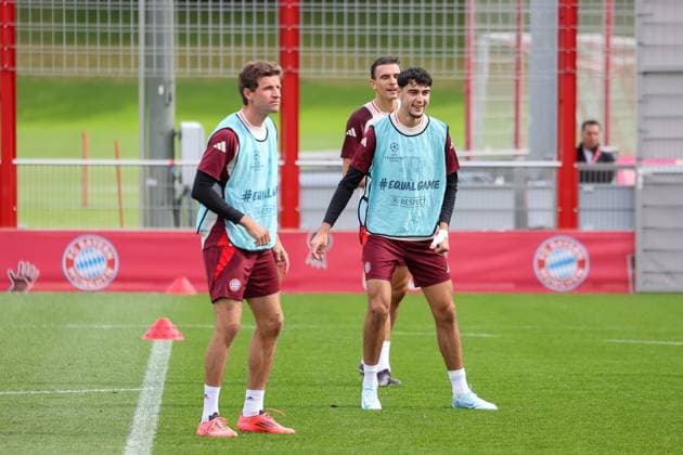 Aleksandar Pavlovic (FC Bayern Muenchen, 45) mit Thomas Mueller (FC Bayern Muenchen, 25) und Joao Palhinha (FC Bayern Muenchen, 16) auf dem Platz beim Training, Abschlusstraining, FC Bayern Muenchen, Fussball, UEFA Champions League, 2. Spieltag, Saison 24 25, 01.10.2024, Abschlusstraining, FC Bayern Muenchen, Fussball, UEFA Champions League, 2. Spieltag, Saison 24 25, 01.10.2024 Muenchen Copyright: xEibner-Pressefoto JennixMaulx EP_JML