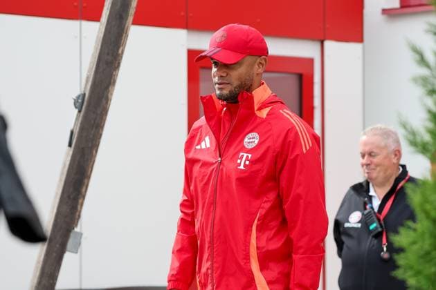 Vincent Kompany (FC Bayern Muenchen, Cheftrainer) auf dem Weg aus der Kabine zum Platz, Training, Abschlusstraining, FC Bayern Muenchen, Fussball, UEFA Champions League, 2. Spieltag, Saison 24 25, 01.10.2024, Abschlusstraining, FC Bayern Muenchen, Fussball, UEFA Champions League, 2. Spieltag, Saison 24 25, 01.10.2024 Muenchen Copyright: xEibner-Pressefoto JennixMaulx EP_JML