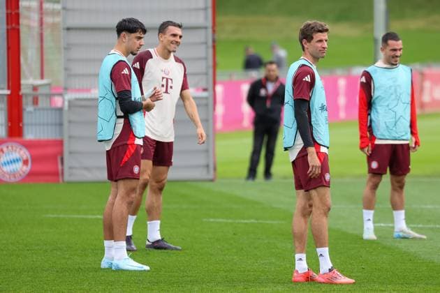 Thomas Mueller (FC Bayern Muenchen, 25) mit Aleksandar Pavlovic (FC Bayern Muenchen, 45) und Joao Palhinha (FC Bayern Muenchen, 16) mit Arijon Ibrahimovic (FC Bayern Muenchen, 20) beim Training auf dem Platz, Abschlusstraining, FC Bayern Muenchen, Fussball, UEFA Champions League, 2. Spieltag, Saison 24 25, 01.10.2024, Abschlusstraining, FC Bayern Muenchen, Fussball, UEFA Champions League, 2. Spieltag, Saison 24 25, 01.10.2024 Muenchen Copyright: xEibner-Pressefoto JennixMaulx EP_JML