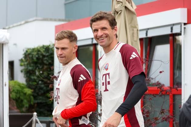Thomas Mueller (FC Bayern Muenchen, 25) lacht mit Joshua Kimmich (FC Bayern Muenchen, 06) auf dem Weg aus der Kabine zum Platz, Training, lachen, in die Kamera lachen, Abschlusstraining, FC Bayern Muenchen, Fussball, UEFA Champions League, 2. Spieltag, Saison 24 25, 01.10.2024, Abschlusstraining, FC Bayern Muenchen, Fussball, UEFA Champions League, 2. Spieltag, Saison 24 25, 01.10.2024 Muenchen Copyright: xEibner-Pressefoto JennixMaulx EP_JML