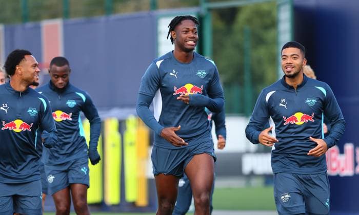 RB Leipzig Training Champions League Leipzig, 01.10.2024, RB Trainingszentrum, Fussball, UEFA Champions League, Matchday-1, RB LEIPZIG vs. JUVENTUS TURIN am 02 10 2024 , Abschlusstraining RB Leipzig , Im Bild v.l.: Lois Openda (11, RB Leipzig), El Chadaille Bitshiabu (5, RB Leipzig) und Benjamin Henrichs (39, RB Leipzig) ,