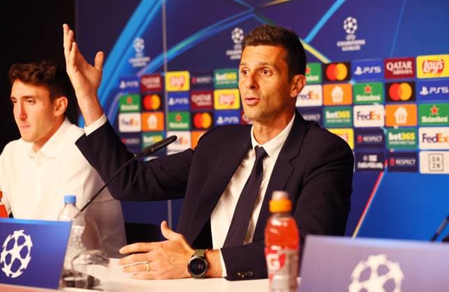 Juventus Turin Pressekonferenz Champions League Leipzig, 01.10.2024, RB Akademie, Fussball, UEFA Champions League, Matchday-1, RB LEIPZIG vs. JUVENTUS TURIN am 02 10 2024 , Pressekonferenz Juventus Turin , Im Bild: Trainer Thiago Motta (JUVENTUS TURIN). L.: Andrea Cambiaso (27, JUVE) ,