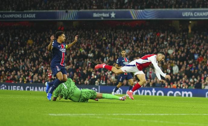 Gabriel Martinelli of Arsenal clashes with PSG Goalkeeper Gianluigi Donnarumma Arsenal v Paris Saint-Germain, UEFA Champions League, Group Stage, Football, Emirates Stadium, London, UK, 01 Oct 2024 EDITORIAL USE ONLY No use with unauthorised audio, video, data, fixture lists, club league logos or live services. Online in-match use limited to 120 images, no video emulation. No use in betting, games or single club league player publications. Copyright: xJavierxGarcia Shutterstockx 14750159i
