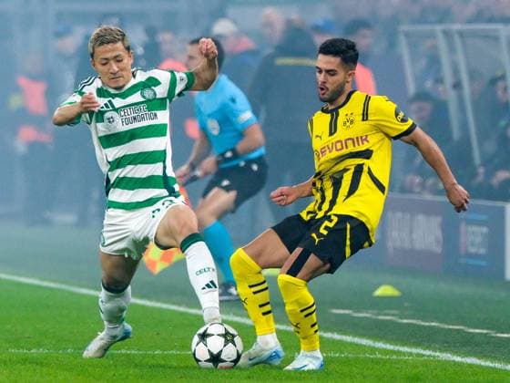 Daizen Maeda (Celtic Glasgow, 38) im Zweikampf mit Yan Couto (Borussia Dortmund, 02), GER, Borussia Dortmund vs. Celtic Glasgow, Fussball, Champions League, 2. Spieltag, Spielzeit 2024 2025, 01.10.2024. GER, Borussia Dortmund vs. Celtic Glasgow, Fussball, Champions League, 2. Spieltag, Spielzeit 2024 2025, 01.10.2024. Dortmund Copyright: xEibner-Pressefoto FlorianxWieganx EP_FWD