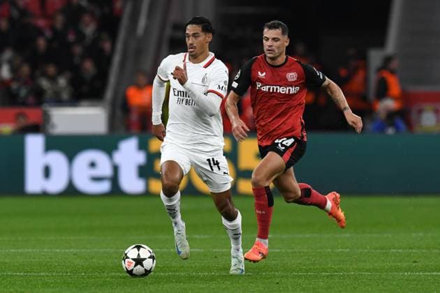 Tijjani Reijnders (AC Mailand ) setzt sich gegen Granit Xhaka ( Bayer 04 Leverkusen ) durch. GER, Bayer 04 Leverkusen vs AC Mailand, Fussball, UEFA Champions League, 2. Spieltag, Spielzeit 2024 2025, 01.10.2024 GER, Bayer 04 Leverkusen vs AC Mailand, Fussball, UEFA Champions League, 2. Spieltag, Spielzeit 2024 2025, 01.10.2024 Leverkusen Copyright: xEibner-Pressefoto ThomasxThienelx EP_TTL