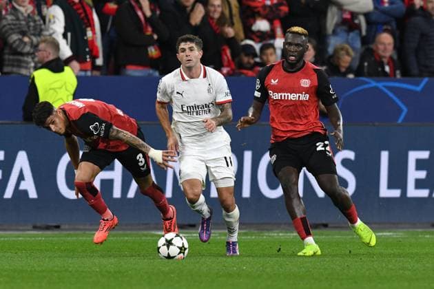 Christian Pulisic (AC Mailand ) setzt sich gegen Piero Hincapie ( links Bayer 04 Leverkusen ) und Victor Boniface ( rechts Bayer 04 Leverkusen ) durch. GER, Bayer 04 Leverkusen vs AC Mailand, Fussball, UEFA Champions League, 2. Spieltag, Spielzeit 2024 2025, 01.10.2024 GER, Bayer 04 Leverkusen vs AC Mailand, Fussball, UEFA Champions League, 2. Spieltag, Spielzeit 2024 2025, 01.10.2024 Leverkusen Copyright: xEibner-Pressefoto ThomasxThienelx EP_TTL