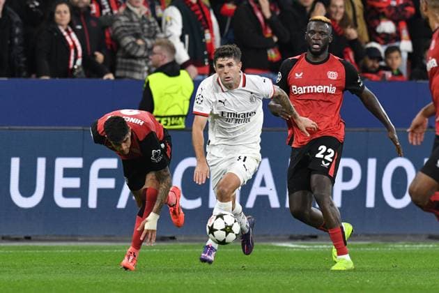 Christian Pulisic (AC Mailand ) setzt sich gegen Piero Hincapie ( links Bayer 04 Leverkusen ) und Victor Boniface ( rechts Bayer 04 Leverkusen ) durch. GER, Bayer 04 Leverkusen vs AC Mailand, Fussball, UEFA Champions League, 2. Spieltag, Spielzeit 2024 2025, 01.10.2024 GER, Bayer 04 Leverkusen vs AC Mailand, Fussball, UEFA Champions League, 2. Spieltag, Spielzeit 2024 2025, 01.10.2024 Leverkusen Copyright: xEibner-Pressefoto ThomasxThienelx EP_TTL