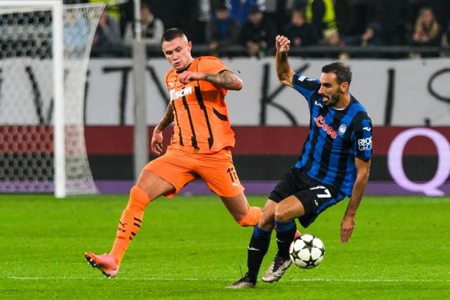 Oleksandr Zubkov (Schachtar Donezk, 11) im Zweikampf mit Davide Zappacosta (Atalanta Bergamo, 77), GER, Schachtar Donezk vs. Atalanta Bergamo, Fussball, UEFA Champions League, 2. Spieltag, Spielzeit 2024 2025, 02.10.2024. GER, Schachtar Donezk vs. Atalanta Bergamo, Fussball, UEFA Champions League, 2. Spieltag, Spielzeit 2024 2025, 02.10.2024. Gelsenkirchen Copyright: xEibner-Pressefoto FlorianxWieganx EP_FWD
