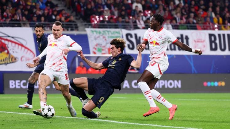 RB Leipzig - Juventus Turin Champions League Leipzig, 02.10.2024, Red Bull Arena, Fußball, UEFA Champions League, 2. Spieltag , RB Leipzig vs. Juventus Turin , Im Bild von links: David Raum (22, RB Leipzig), Dusan Vlahovic (9, JUVE), Castello Lukeba (23, RB Leipzig). , Nur zur redaktionellen Nutzung. Only editorial use. , UEFA regulations prohibit any use of photographs as image sequences and or quasi-video. ,