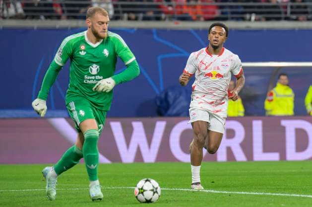 GER, Sachsen, Leipzig, RB Leipzig vs Juventus Turin, Champions League, CHL, UCL, Spieltag, Spielzeit 2024 2025, RB Arena, v.l. im Bild: Michele Di Gregorio (Juventus Turin, 29), Lois Openda (RB Leipzig 11), Zweikampf, Action, Kampf, kaempft um den Ball, 02.10.2024, Copyright: HMBxMedia UwexKoch