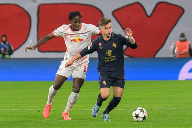 GER, Sachsen, Leipzig, RB Leipzig vs Juventus Turin, Champions League, CHL, UCL, Spieltag, Spielzeit 2024 2025, RB Arena, v.l. im Bild: Castello Lukeba (RB Leipzig 23), Francisco Conceicao (Juventus Turin, 07), Zweikampf, Action, Kampf, kaempft um den Ball, 02.10.2024, Copyright: HMBxMedia UwexKoch