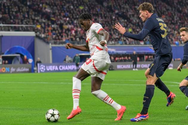 GER, Sachsen, Leipzig, RB Leipzig vs Juventus Turin, Champions League, CHL, UCL, Spieltag, Spielzeit 2024 2025, RB Arena, v.l. im Bild: Castello Lukeba (RB Leipzig 23), Nicolo Savona (Juventus Turin, 37), Zweikampf, Action, Kampf, kaempft um den Ball, 02.10.2024, Copyright: HMBxMedia UwexKoch